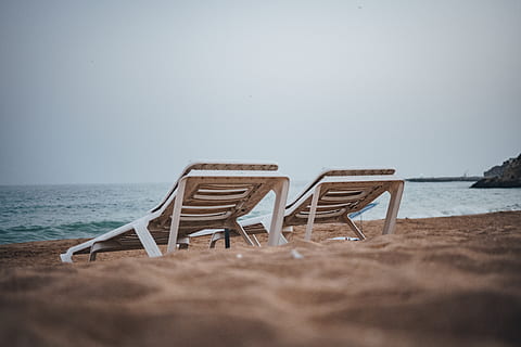 to, hvid, plast dokker, stol, møbel, sand, vand, ocean, hav, natur, udendørs, træ, strand, kystlinjen, jord, kyst, krydsfiner, hårdttræ, bro, boardwalk, bygning, lcd-skærm, skærm, sæde, ro, himmel, fravær, rolig scene, kopiere plads, skønhed i naturen, ingen mennesker, horisont over vand, scenics - natur, lempelse, horisont, 5K, CC0, offentligt domæne, royaltyfrie