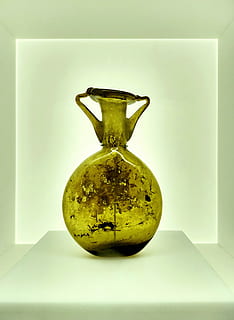 grøn glas vas, antik, tæt på, beholder, tom, glas, glasartikler, krukke, gryde, gennemsigtig, vase, årgang, indendørs, ingen mennesker, stilleben, enkelt objekt, studio skud, sund kost, frugt, bord, velvære, mad, mad og drikke, grøn farve, gul, murbygningsfunktion, design, skygge, kreativitet, farvet baggrund, pære, 2K, CC0, offentligt domæne, royaltyfrie