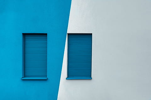 blau, fusta, marcs de finestres, blanc, finestra, obturador, contrast, alternatiu, cian, diagonal, estuc, arquitectònic, arquitectura, edifici, color, paret, estructura construïda, exterior de l'edifici, cap gent, funció de construcció de parets, persianes, tancat, a l'aire lliure, dia, senzillesa, Color blanc, còpia espai, modern, ciutat, escàs, 5K, CC0, domini públic, lliure de regalies