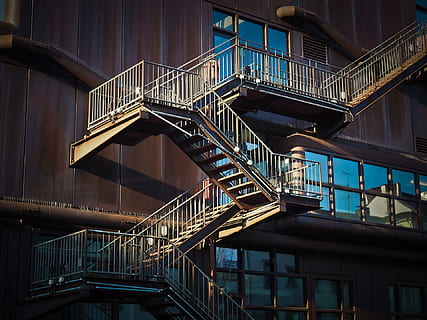 escalera, paso, construcción, arquitectura, casa, fuego, escapar, estructura construida, barandilla, escalones y escaleras, exterior del edificio, salida de incendios, vista de ángulo bajo, nadie, metal, día, accidentes y desastres, al aire libre, salida de emergencia, la seguridad, seguridad, proteccion, espiral, edificio, conexión, apartamento, 1080P, CC0, dominio público, libre de derechos