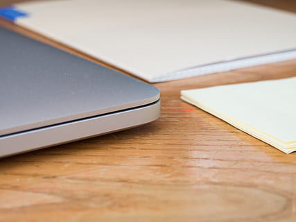 laptop, caiet, Notepad, note lipicioase, birou, Afaceri, muncă, masa, lemn - material, în interior, a închide, selectiv, nici o persoana, tehnologia fără fir, spațiu copie, comunicare, tehnologie, conexiune, cartelă de note, calculator, vedere în unghi mare, creativitate, natură moartă, zi, rumegus, gol, 2K, CC0, domeniu public, fără drepturi de autor