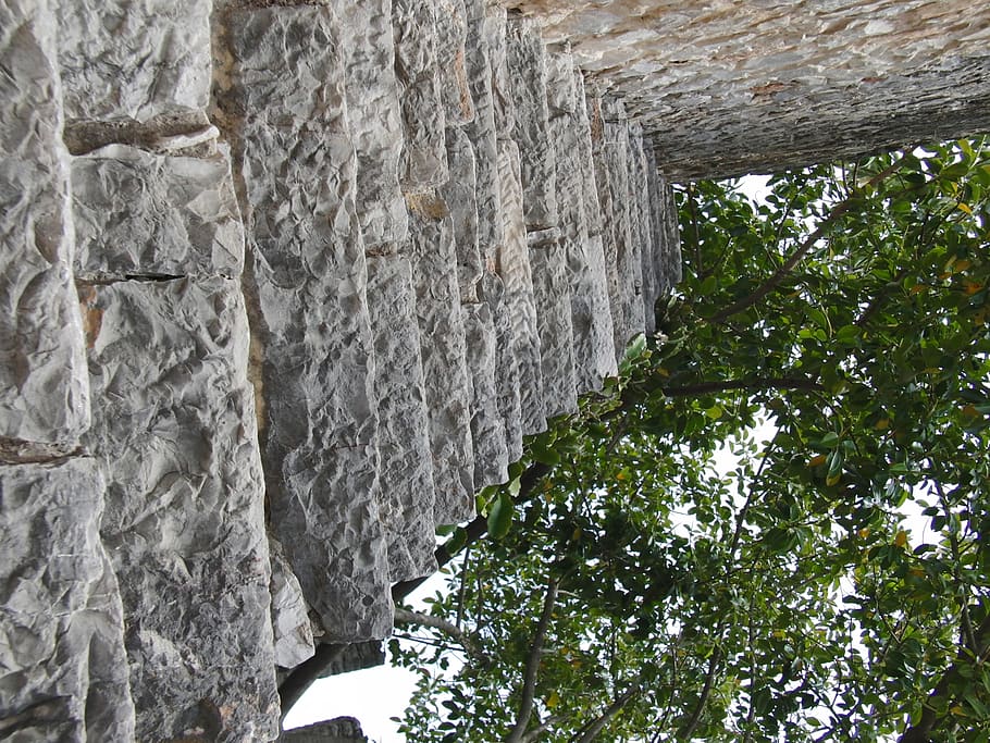 Camí, passarel·la, llosa, pissarra, a l'aire lliure, vorera, paviment, sines city park, sinus, paret, llambordes, jardí, arbor, portugal, camí a peu, edifici, bunker, naturalesa, arqueologia, paret de pedra, planta, arbre, dia, vista d’angle baix, cap gent, creixement, rock, arquitectura, sòlid, estructura construïda, formació de roca, rock - object, bellesa a la natura, textura, terra, funció de construcció de parets, força, formació, 2K