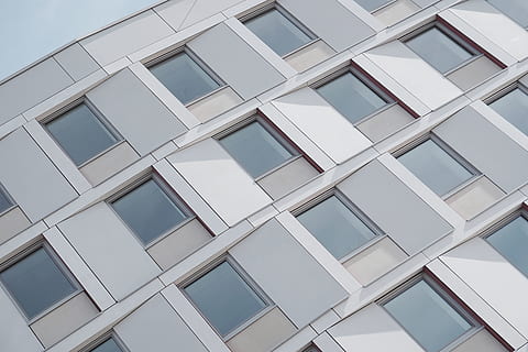 arquitectura, edifici, infraestructura, estructura, establiment, apartament, finestres, condomini, hotel, patró, marc complet, fons, estructura construïda, cap gent, exterior de l'edifici, finestra, forma, disseny, vidre - material, vista d’angle baix, reflexió, repetició, en fila, forma geomètrica, modern, primer pla, inclinació, sostre, efecte texturat, 5K, CC0, domini públic, lliure de regalies