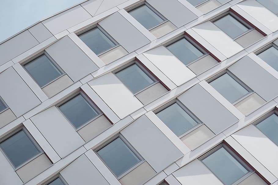 arquitectura, edifici, infraestructura, estructura, establiment, apartament, finestres, condomini, hotel, patró, marc complet, fons, estructura construïda, cap gent, exterior de l'edifici, finestra, forma, disseny, vidre - material, vista d’angle baix, reflexió, repetició, en fila, forma geomètrica, modern, primer pla, inclinació, sostre, efecte texturat, 5K