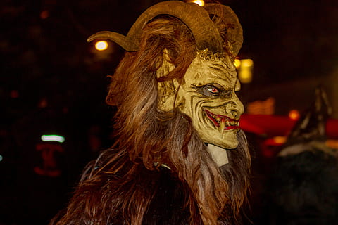 Krampus, Zoll, Teufel, Maske, seltsam, panel, böse, Tradition, Österreich, Dunkelheit, Advent, vor Weihnachten, teuflisch, Brauch, Kostüm, Nacht-, Darstellung, Feier, Fokus auf den Vordergrund, Kunst, Kultur und Unterhaltung, Nahansicht, Kunst und Handwerk, gruslig, Maske - Verkleidung, Verkleidung, keine Leute, Grusel, Halloween, Mund offen, Nachtleben, 5K, CC0, gemeinfrei, lizenzfrei