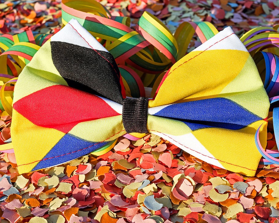 corbata, volar, carnaval, bucle, colorit, divertit, mascarada, panell, nit de ballet, festa, celebra, diversió, streamer, confeti, multicolor, cap gent, variació, elecció, gran grup d'objectes, venda al detall, abundància, natura morta, creativitat, dia, a l'interior, primer pla, a la venda, tèxtil, vista d’angle alt, cinta, roba, barret, patró, art i artesania, 4K
