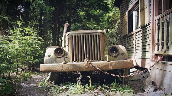 auto, vecchio, arrugginito, classico, retrò, riflettore, abbandonato, ruggine, trascurato, pianta, albero, danneggiato, giorno, natura, metallo, obsoleto, nessuno, architettura, all'aperto, corri giù, declino, macchinario, deterioramento, struttura costruita, terra, esterno dell'edificio, rovinato, 4K, CC0, dominio pubblico, privo di copyright