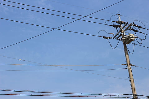 Straße, Elektrizität, Kabel, Flachwinkelansicht, Stromleitung, Netzteil, Verbindung, Kraftstoff- und Stromerzeugung, Himmel, Technologie, Strommast, keine Leute, Natur, Tag, Komplexität, Blau, draußen, Telefonleitung, Telefonmast, Pole, Lichtanlage, Chaos, elektrische Ausrüstung, elektrische Komponente, verheddert, 5K, CC0, gemeinfrei, lizenzfrei