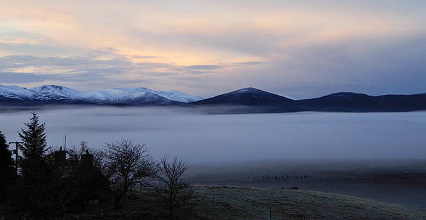 cos, aigua, al costat, muntanya, altitud, núvols, ennuvolat, fred, la llum del dia, durant el dia, medi ambient, boira, bosc, gelades, congelat, alt, gel, paisatge, cim de muntanya, cims de muntanya, muntanyes, naturalesa, fotografia de natura, fons de pantalla de la natura, escènic, cel, neu, nevat, muntanyes cobertes de neu, arbres, temps, fotografia gran angular, hivern, paisatge d'hivern, escenics - natura, bellesa a la natura, tranquil·litat, llac, núvol - cel, escena tranquil·la, posta de sol, Serra, idíl·lic, cap gent, reflexió, temperatura de fred, a l'aire lliure, muntanya nevada, 4K, CC0, domini públic, lliure de regalies