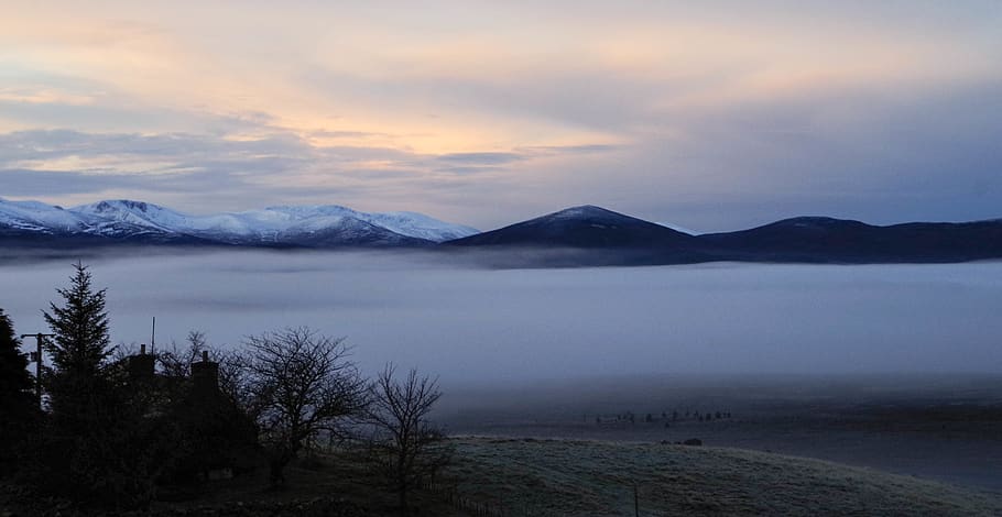 cos, aigua, al costat, muntanya, altitud, núvols, ennuvolat, fred, la llum del dia, durant el dia, medi ambient, boira, bosc, gelades, congelat, alt, gel, paisatge, cim de muntanya, cims de muntanya, muntanyes, naturalesa, fotografia de natura, fons de pantalla de la natura, escènic, cel, neu, nevat, muntanyes cobertes de neu, arbres, temps, fotografia gran angular, hivern, paisatge d'hivern, escenics - natura, bellesa a la natura, tranquil·litat, llac, núvol - cel, escena tranquil·la, posta de sol, Serra, idíl·lic, cap gent, reflexió, temperatura de fred, a l'aire lliure, muntanya nevada, 4K