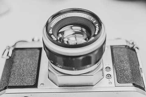 szary, czarny, kamera mostowa, elektronika, aparat fotograficzny, obiektyw aparatu, klawiatura, aparat cyfrowy, osłona obiektywu, komputer, balustrada, sprzęt komputerowy, kamerka internetowa, zamek błyskawiczny, klawiatura komputerowa, szablon, kamera wideo, zapalniczka, maszyna, felga aluminiowa, przemówił, koło, technologia, zbliżenie, wewnątrz, martwa natura, żadnych ludzi, aparat fotograficzny - sprzęt fotograficzny, tematy fotograficzne, selektywne skupienie, sprzęt, skupić się na pierwszym planie, sprzęt fotograficzny, w stylu retro, metal, wysoki kąt widzenia, maszyneria, okrąg, porozumiewanie się, 2K, CC0, domena publiczna, darmowe zdjęcia