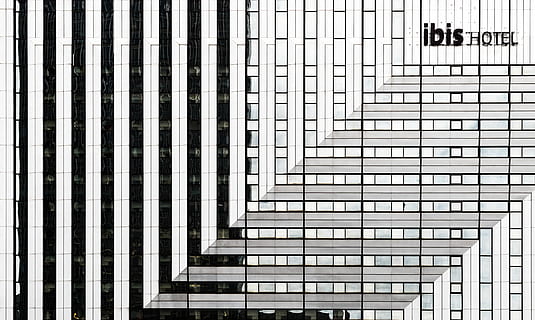 „ibis“ viešbutis, architektūra, pastatyta struktūra, modelį, pastato išorė, pastatas, nėra žmonių, biuras, dieną, miestas, biurų pastato išorė, modernus, eilėje, atspindys, stiklas - medžiaga, visą kadrą, langas, dryžuotas, lauke, kartojimas, pobūdį, dangoraižis, 4K, CC0, Viešasis domenas, nemokamai