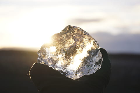 klarer Kristallstein, Fackel, Licht, Diamantstrand, Island, Kristall, Natur, Mensch, Person, Mineral, Eis, Schmuck, Diamant, Zubehör, Zubehörteil, Edelstein, Sonnenuntergang, Gletscher, Hintergrund, Reisen, Strand, Rock, Rock - Objekt, solide, Himmel, Nahansicht, Fokus auf den Vordergrund, draußen, Hand, Tag, Sonnenlicht, menschliche Hand, Geologie, halten, einzelnes Objekt, eine Person, Finger, 5K, CC0, gemeinfrei, lizenzfrei
