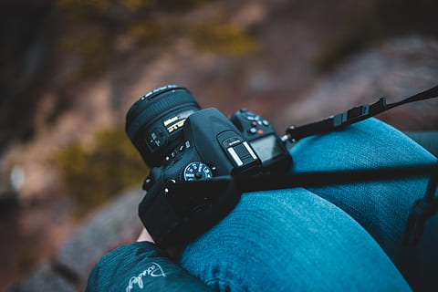 fotocamera dslr nera, una persona, concentrarsi sulle conoscenze acquisite, persone reali, detenzione, parte del corpo umano, arma, attività di svago, giorno, tecnologia, pistola, mano umana, uomini, avvicinamento, mano, prospettiva personale, persona irriconoscibile, stili di vita, comunicazione, all'aperto, aggressione, 5K, CC0, dominio pubblico, privo di copyright