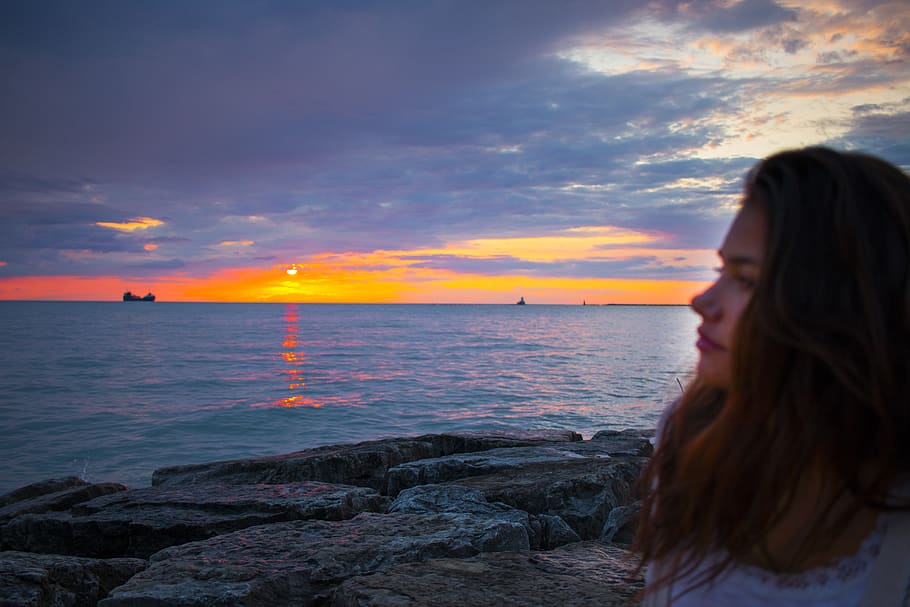 Canadà, goderich, llac, posta de sol, vaixell, aigua, cel, mar, núvol - cel, escenics - natura, bellesa a la natura, persones reals, estils de vida, una persona, activitat d'oci, naturalesa, tranquil·litat, color taronja, platja, horitzó, terra, horitzó sobre l’aigua, cabell llarg, cabell, pentinat, a l'aire lliure, mirant la vista, 5K