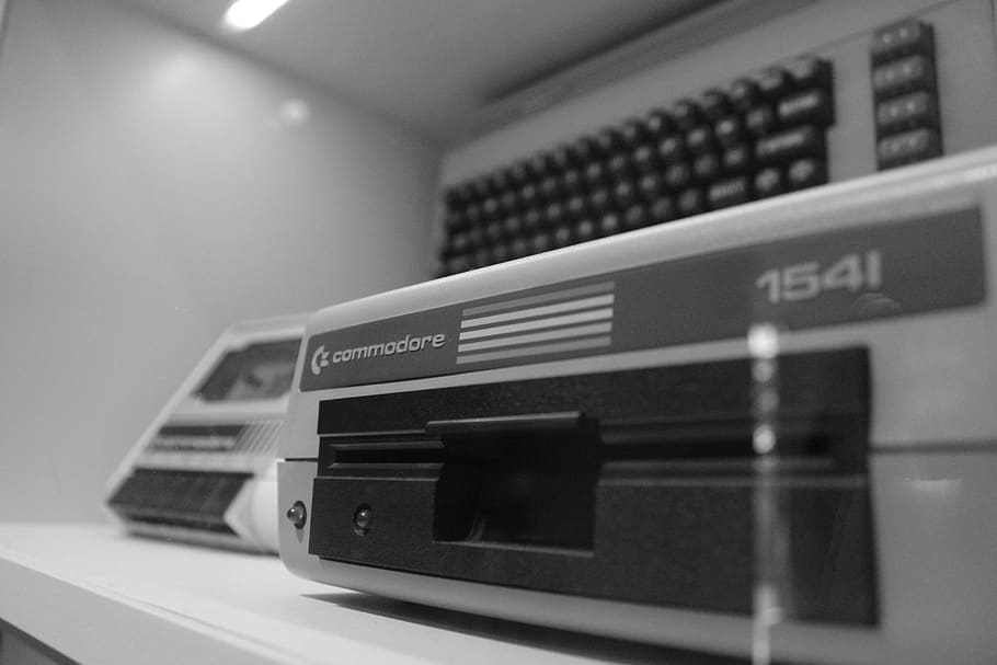 Berlín, computerspiele museum, Alemanya, commodore, c64, retro, tecnologia, a l'interior, estil retro, música, comunicació, ràdio, cultura i entreteniment artístic, equipament, cap gent, sol objecte, equip d’àudio, objectes fets per l’home, equip de gravació de so, centrar-se en primer pla, fet per l'home, text, vell, primer pla, educació, 5K