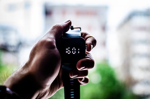 tempo, orologio, accessorio, mani, polso, persone, uomo, moda, mano umana, mano, parte del corpo umano, tecnologia, temi fotografici, detenzione, una persona, attività, concentrarsi sulle conoscenze acquisite, Fotografare, macchina fotografica - attrezzatura fotografica, avvicinamento, giorno, comunicazione, all'aperto, attrezzatura fotografica, messa a fuoco selettiva, tecnologia wireless, architettura, Camera digitale, fotografo, arto umano, dito, 4K, CC0, dominio pubblico, privo di copyright