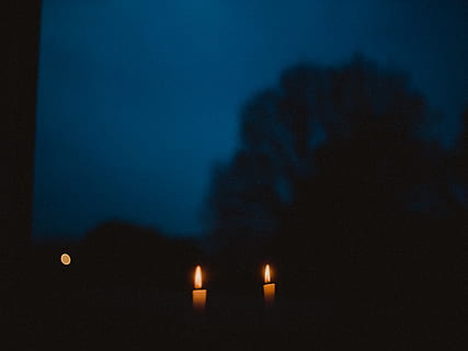 candele accese, sfocatura, ardente, bruciato, cera di candela, luci di candela, candele, avvicinamento, buio, sera, fuoco, fiamme, messa a fuoco, in casa, paesaggio, illuminato, notte, silhouette, cera, candela, cielo, nessuno, Luna, attrezzatura per l'illuminazione, Luna piena, natura, all'aperto, spazio, spaventoso, chiaro di luna, luce - fenomeno naturale, copia spazio, mistero, astronomia, fiamma, 4K, CC0, dominio pubblico, privo di copyright