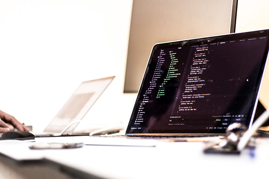 negre, ordinador portàtil encès, mostrant, codi font, taula, ordinador, tecnologia, tecnologia sense fils, comunicació, portàtil, connexió, a l'interior, usant portàtil, equips informàtics, part del cos humà, escriptori, Internet, negocis, mobles, enfocament selectiu, xarxa d’ordinadors, gent, mà humana, oficina, teclat, dit, 5K