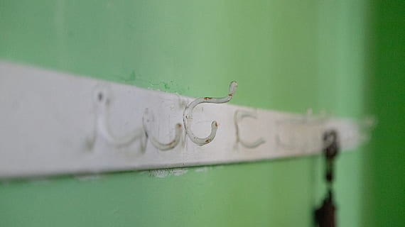 bílý nástěnný hák, věšák na oblečení, text, staré budovy školy, usa, joanna, sc, háčky, rukopis, kaligrafie, zeď, drát, ostnatý drát, háček, papír, konfety, kolo, kola z lehké slitiny, stroj, mluvil, tyrkysový, svitek, selektivní zaměření, detail, nikdo, zelená barva, nástěnný prvek, uvnitř, architektura, den, Příroda, letoun, starý, kopie prostor, číslo, cestovat, kov, závěsný, koupelna, 5K, CC0, veřejná doména, bez autorských práv