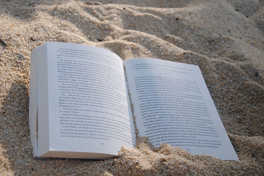 Weiß, Buch, Sand, tagsüber, Strand, Wissen, Seiten, Land, Veröffentlichung, keine Leute, High Angle View, Nahansicht, öffnen, Religion, Spiritualität, Natur, Kommunikation, Glauben, Text, Stillleben, Fokus auf den Vordergrund, Tag, Papier-, Seite, 4K