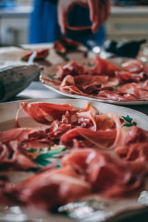 marró, fulles, plaques, menjar, pizza, llagosta, marisc, la vida marina, animal, pernil, carn de porc, persona, humà, plat, prim, taula, rosa, preparació, tall, parma, cuina, Nadal, menjar i beguda, frescor, a l'interior, abundància, venda al detall, carn, primer pla, enfocament selectiu, a la venda, negocis, aliments crus, ocupació, natura morta, elecció, gran grup d'objectes, mercat, treball, persones incidentals, mercat de peix, 4K, CC0, domini públic, lliure de regalies