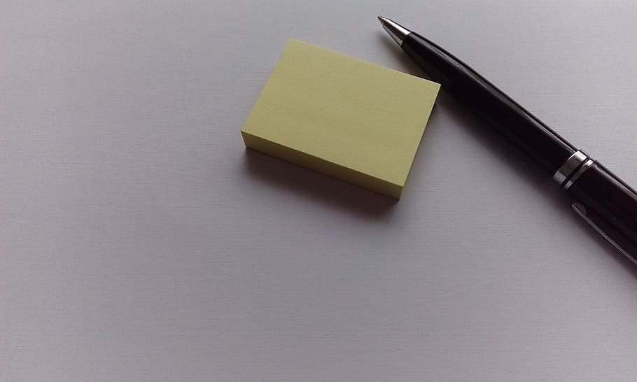 publica-ho, nota, bolígraf, nota adhesiva, notes adhesives, groc, memòria, oficina, en blanc, escriure, memo, paper, Stickies, recordatori, còpia espai, a l'interior, cap gent, subministrament d’oficina, tir de l'estudi, bloc de notes, instrument d’escriptura, dos objectes, negocis, missatge, primer pla, fer llistes, ploma estilogràfica, nota - missatge, paperassa, 4K