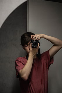 muž, který držel fotoaparát, tričko, kontrast, šedá, chlapec, zrcadlo, selfie, Fotoaparát, sym, symetrie, postava, světlo, retrait, jedna osoba, focení, pas nahoru, fotografická témata, skutečných lidí, neformální oblečení, uvnitř, technologie, hospodářství, fotoaparát - fotografické vybavení, čelní pohled, aktivita, volnočasové aktivity, životního stylu, stojící, portrét, nástěnný prvek, díval se skrz objekt, mladého dospělého, digitální fotoaparát, zakryté tváře, fotograf, 5K, CC0, veřejná doména, bez autorských práv