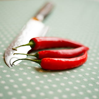 Messer, Scharf, Pfeffer, Chili, rot, Gemüse, Essen und Trinken, Lebensmittel, Stillleben, Chili-Pfeffer, Frische, drinnen, keine Leute, würzen, gesundes Essen, rote Chilischote, Nahansicht, Tischdecke, Tabelle, Wohlbefinden, selektiver Fokus, Küchenutensilien, Essgeschirr, 4K, CC0, gemeinfrei, lizenzfrei