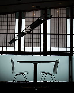 mesa, sillas, dentro, interior, edificio, oficina, ventana, nadie, día, adentro, material de vidrio, asiento, arquitectura, silla, ausencia, metal, estructura construida, transparente, vacío, naturaleza, transporte, silueta, equipo de iluminación, modelo, 4K, CC0, dominio público, libre de derechos