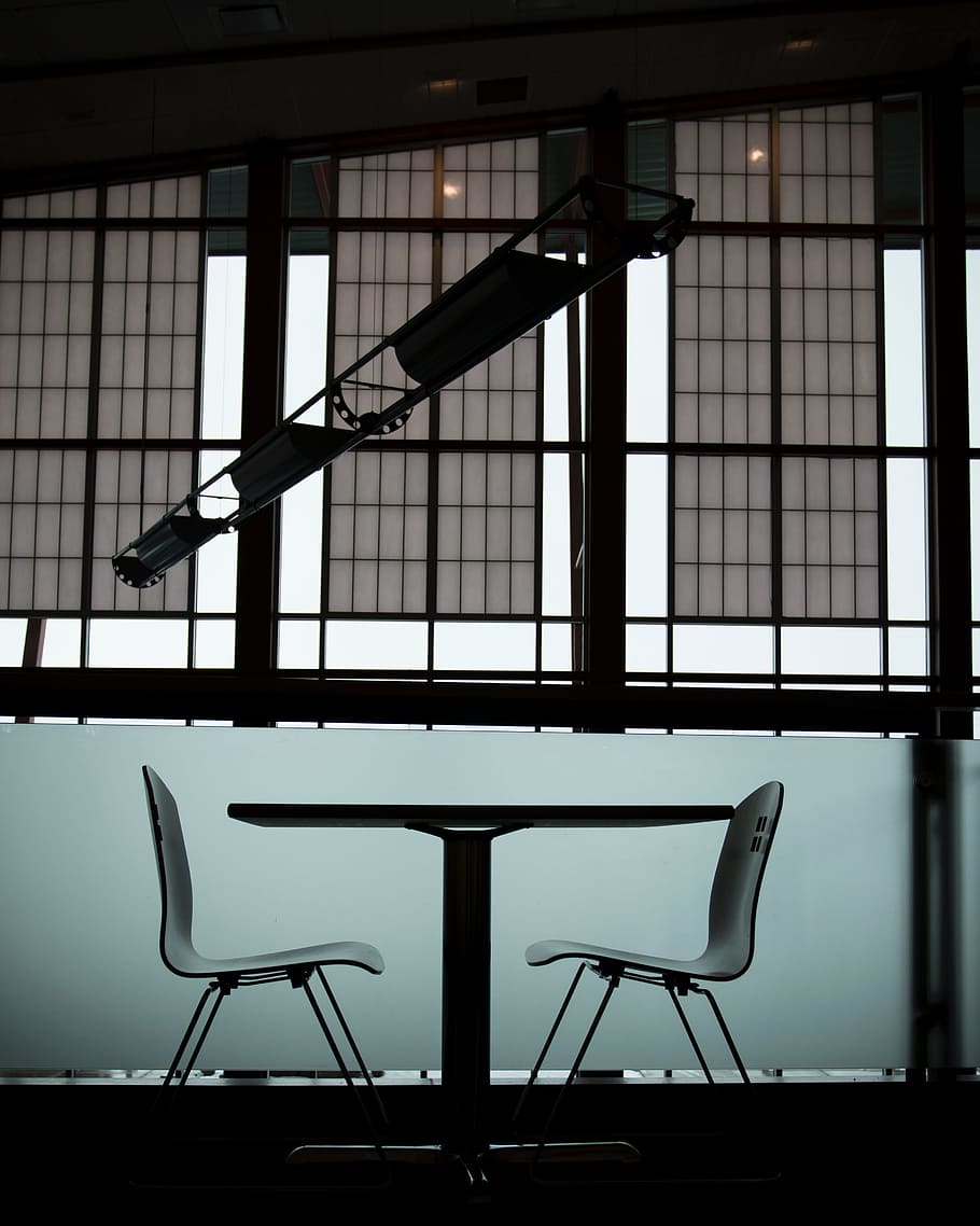 Tabelle, Stühle, Innerhalb, Innen-, Gebäude, Büro, Fenster, keine Leute, Tag, drinnen, Glas - Material, Sitz, die Architektur, Stuhl, Abwesenheit, Metall, gebaute Struktur, transparent, leeren, Natur, Transport, Silhouette, Lichtanlage, Muster, 4K