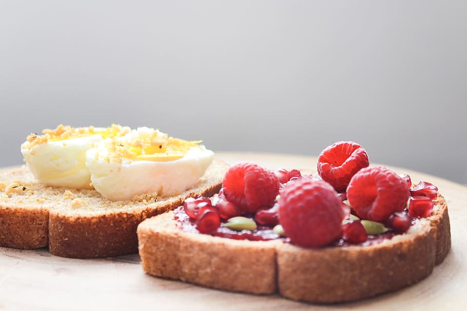 dos, bullit, ou, gerds, pa de pa, baies, pa, esmorzar, deliciós, menjar sa, menjar, fotografia de menjar, preparació d'aliments, presentació d'aliments, menjar natural, fruites, saludable, dieta saludable, menjar saludable, menjars cuinats a la llar, casolà, melmelada, tall, dolç, taula, saborós, menjar i beguda, fruita, fruites de baies, menjar dolç, frescor, postres, indulgència, pastís, alimentació saludable, llest per menjar, al forn, maduixa, a l'interior, temptació, cap gent, natura morta, vermell, element de pastisseria al forn, pastís - postres, 5K