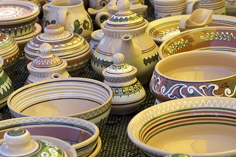 kande, folk, keramisk, mønster, kreativitet, håndværk, design, hobby, primitiv, traditionel, retfærdig, valg, detail, ingen mennesker, høj vinkel visning, stor gruppe af objekter, variation, stilleben, til salg, indendørs, arrangement, guldfarvet, marked, Kunst og håndværk, overflod, porcelæn, mad og drikke, detailvisning, kollektion, keramik, 4K, CC0, offentligt domæne, royaltyfrie