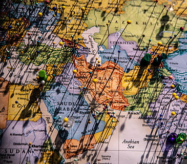 Karte, Diagramm, Handlung, Atlas, Werbung, Poster, Stift, Astronomie, Platz, Universum, Weltraum, Planet, Globus, Brief, Text, Dreieck, Raumstation, Lotion, Flasche, Operationssaal, Reise, Beratung, Richtung, Reiseziele, physische Geographie, Weltkarte, keine Leute, Stadt, die Architektur, Transport, westliche Schrift, Nahansicht, selektiver Fokus, Straße, Kommunikation, drinnen, Topographie, 5K, CC0, gemeinfrei, lizenzfrei