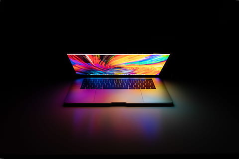 tourné, macbook, pro, la communication, multi couleur, La technologie, à l'intérieur, personne, espace de copie, illuminé, Technologie sans fil, lien, ordinateur, fond noir, prise de vue en studio, équipement informatique, réflexion, écran de l'appareil, moniteur d'ordinateur, écran, l'Internet, embrasé, portable, projection, 5K, CC0, domaine public, libre de droits