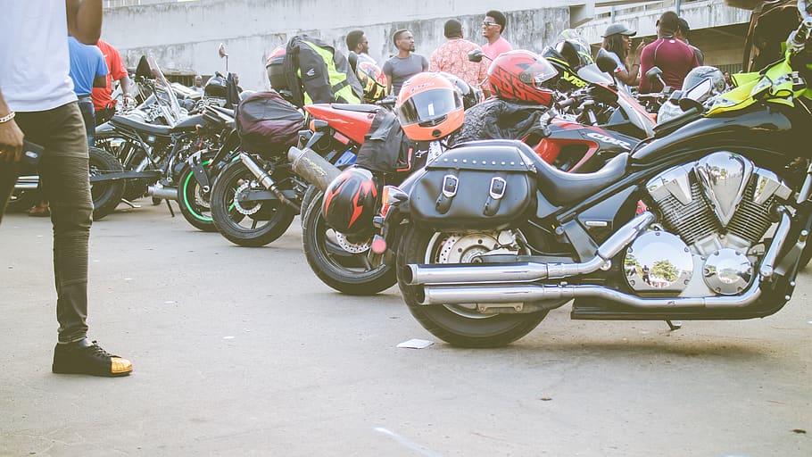 lot de motocicletes, roda, màquina, calçat, sabata, roba, transport, vehicle, moto, persona, humà, casc, motor, casc protector, pneumàtic, va parlar, espiral, rotor, persones reals, manera de transport, grup de persones, homes, estils de vida, ciutat, dia, carrer, vehicle terrestre, scooter, gent, activitat d'oci, casc esportiu, muntar a cavall, passeig, barreteria, carretera, a l'aire lliure, motorista, 5K