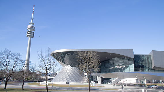 agulla espacial, arquitectura, edifici, centre de Convencions, humà, persona, planetari, urbà, transport, cotxe, vehicle, automòbil, avions, avió, edifici d'oficines, ciutat, observatori, centre de la ciutat, metròpolis, arena, estructura construïda, exterior de l'edifici, torre, cel, viatjar, modern, naturalesa, turisme, destinacions de viatge, comunicació, dia, alta - alta, blau, tecnologia, cap gent, a l'aire lliure, fletxa, comunicacions globals, exterior d’edifici d’oficines, gratacels, 5K, CC0, domini públic, lliure de regalies