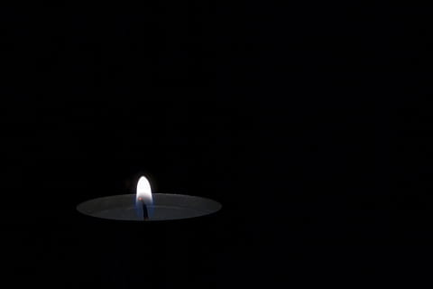 vela, fuego, ligero, oscuro, sombra, caliente, llama, copia espacio, fondo negro, ardiente, nadie, adentro, foto de estudio, iluminado, noche, naturaleza, fuego - fenómeno natural, espacio, calor - temperatura, de cerca, cielo, brillante, de color negro, eclipse, 2K, CC0, dominio público, libre de derechos