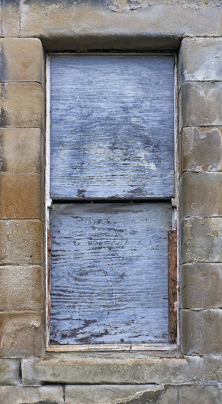 Reixa de finestra grisa, decoració de la llar, finestra, passarel·la, Camí, paret, maó, cortina, ombra de la finestra, obturador, a l'aire lliure, paviment, vorera, vianants, porta, llosa, concret, pissarra, roba, roba de llit, arquitectura, estructura construïda, cap gent, material de fusta, exterior de l'edifici, dia, vell, tancat, funció de construcció de parets, seguretat, protecció, marc complet, patró, resistent, primer pla, textura, 2K