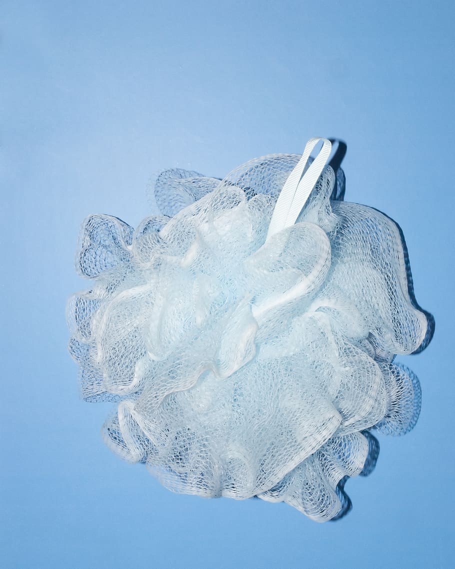 dutxa, scrunchie, bany, esponja, blau, tir de l'estudi, fons de colors, fons blau, a l'interior, sol objecte, cap gent, salut i medicina, naturalesa, aigua, temes socials, primer pla, tallar, protecció, fons blanc, dos objectes, higiene, crim, 4K