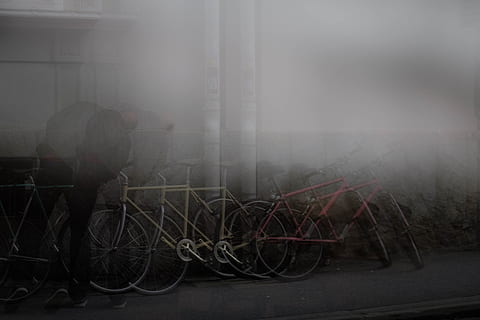 østrig, graz, transportmidler, cykel, transportform, arkitektur, land køretøj, dag, en person, rigtige mennesker, udendørs, bygget struktur, bagfra, tåge, stationær, bygning udvendig, by, afslappet tøj, vindue, livsstil, 4K, CC0, offentligt domæne, royaltyfrie