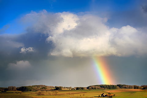 arcobaleno, nube, sole della sera, pioggia, paesaggio, cielo, tempo metereologico, tramonto, campo, Casa, bellezza nella natura, nuvola - cielo, scenics - natura, ambiente, scena tranquilla, la tranquillità, scena non urbana, nessuno, natura, idilliaco, terra, multicolore, albero, giorno, pianta, doppio arcobaleno, 4K, CC0, dominio pubblico, privo di copyright