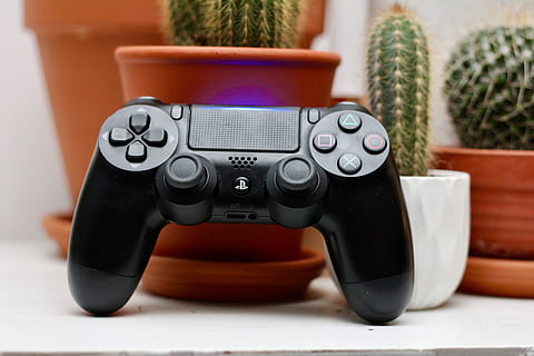 sort, Sony PS4, PS4, trådløs, controller, indendørs, tæt på, ingen mennesker, bord, teknologi, fokus på forgrunden, stilleben, sort farve, hjem interiør, plante, nummer, meddelelse, forbindelse, udstyr, musik, objektiv - optisk instrument, videospil, kunstkultur og underholdning, træ - materiale, lempelse, 5K, CC0, offentligt domæne, royaltyfrie