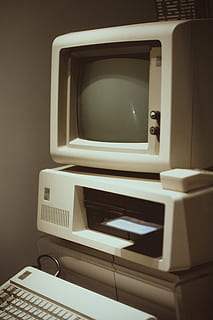 ordinateur macintosh blanc, électronique, moniteur, afficher, écran, ordinateur, clavier d'ordinateur, matériel informatique, clavier, Matériel, la télé, télévision, pc, musée, ancien, vieux tech, ibm, écran LCD, meubles, centre de divertissement, bureau, La technologie, à l'intérieur, équipement informatique, personne, fermer, la communication, moniteur d'ordinateur, table, écran de l'appareil, nature morte, style rétro, téléviseur, lien, la musique, moderne, 5K, CC0, domaine public, libre de droits