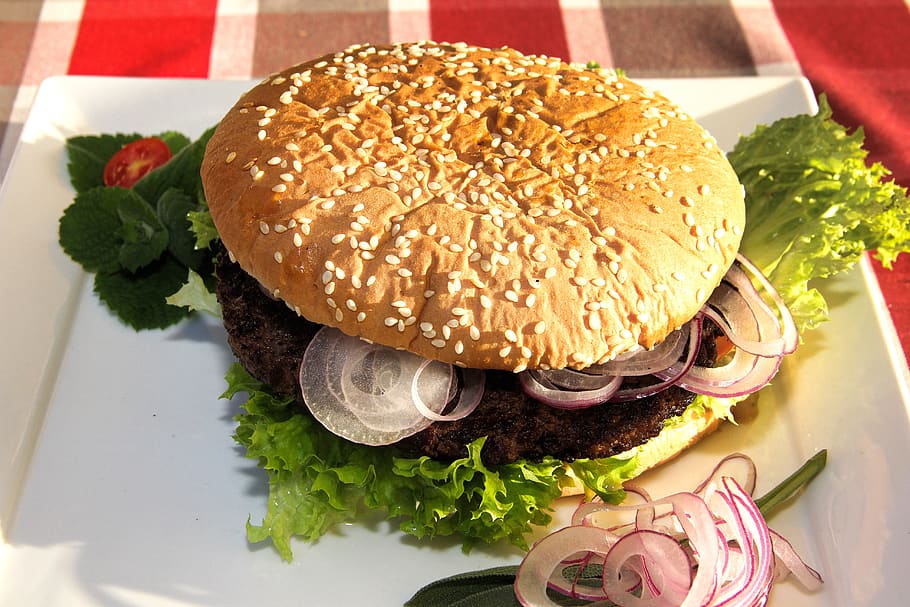 hamburguesa, pa, rodar, entrepà, menjar, vedella, formatge, fresc, restaurant, amanida, tomàquet, cheeseburger, ceba, berenar, menjar i beguda, menjar ràpid, llest per menjar, menjar poc saludable, frescor, a l'interior, vegetals, enciam, bun, carn, cap gent, primer pla, llavor, temptació, decorar, 5K