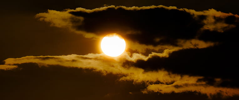 skyer, gylden, time, lyse, daggry, dramatisk, uhyggelige, aften, aftenhimmel, aften sol, guld, lys, humør, himmel, solopgang, sky - himmel, nat, plads, astronomi, natur, skønhed i naturen, mørk, scenics - natur, ingen mennesker, cirkel, form, geometrisk form, udendørs, dramatisk himmel, måne, atmosfære, glødende, solformørkelse, fuldmåne, formørkelse, måneskin, 4K, CC0, offentligt domæne, royaltyfrie