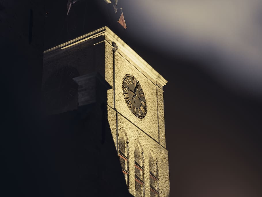 Gebäude, die Architektur, Turm, Glockenturm, Uhr, Kirchturm, Analoge Uhr, städtisch, Metropole, Stadt, Stadt, Dorf, Symbol, Emblem, Wanduhr, Parlament, Monument, Astronomie, Finsternis, gebaute Struktur, Gebäudehülle, Flachwinkelansicht, Religion, Anbetungsstätte, Glauben, Spiritualität, keine Leute, Natur, Zeit, Nacht-, Himmel, dunkel, Ziffernblatt, 4K