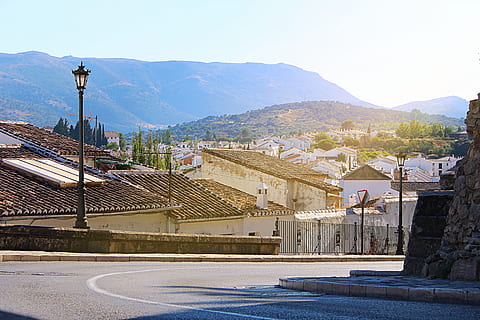 Spanien, vej, sol, arkitektur, by, bygning, andalusien, by-, historiske centrum, lys, downtown, turisme, rejse, hus, bybilledet, kurve, bjerg, bygget struktur, bygning udvendig, bjergkæde, boligområde, natur, gade, dag, himmel, ingen mennesker, transportmidler, rejsemål, scenics - natur, udendørs, 5K, CC0, offentligt domæne, royaltyfrie
