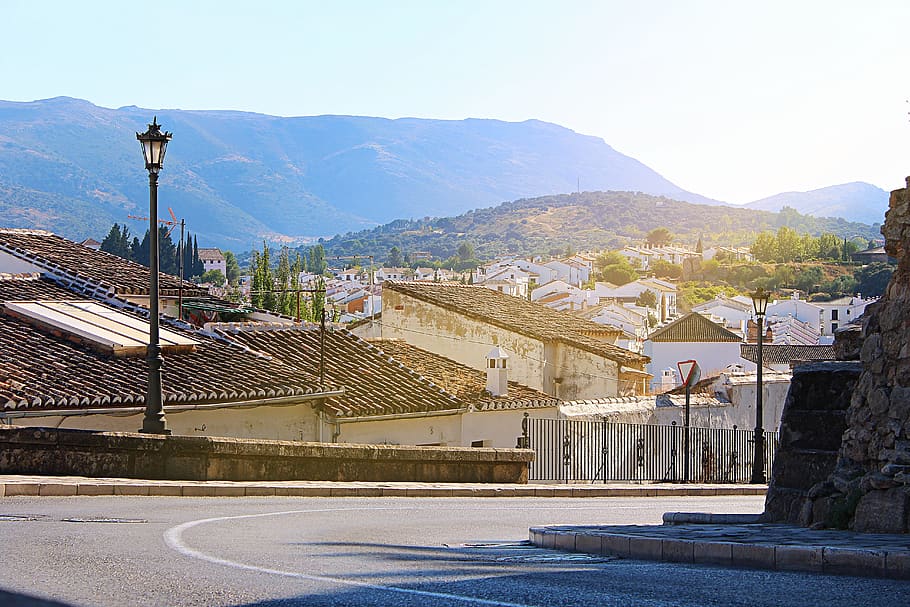 Spanien, vej, sol, arkitektur, by, bygning, andalusien, by-, historiske centrum, lys, downtown, turisme, rejse, hus, bybilledet, kurve, bjerg, bygget struktur, bygning udvendig, bjergkæde, boligområde, natur, gade, dag, himmel, ingen mennesker, transportmidler, rejsemål, scenics - natur, udendørs, 5K