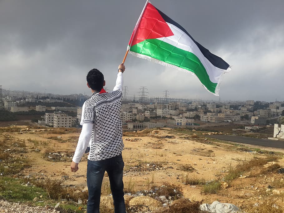 mand vinkende flag, person, mennesker, human, flag, by, glente, legetøj, tilbage, mand, Sky, overskyet, han-, storm, grå, palæstina, jordan, dreng, farver, himmel, bagfra, rigtige mennesker, fritidsaktivitet, livsstil, en person, stående, afslappet tøj, bygning udvendig, arkitektur, ung voksen, bygget struktur, natur, fuld længde, herrer, sky - himmel, unge mænd, bybilledet, udendørs, kigger på visning, 4K